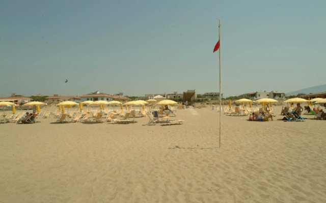 Cumeja Beach Club & Hotel