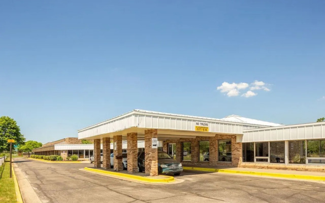 Oyo Hotel Mona Lake Muskegon