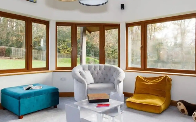 Serene Riverside 6BR Luxury Retreat in Curdridge