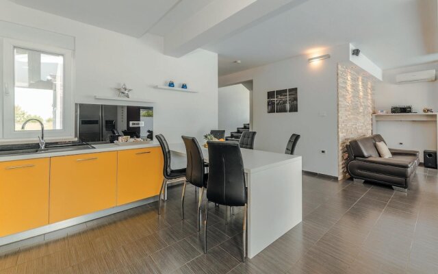 Stunning Home in Vrsi Mulo With Wifi and 4 Bedrooms