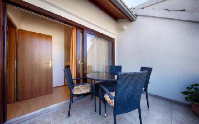 Apartments and Rooms Dis