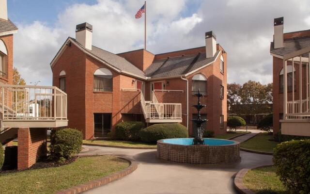 Cloverleaf Suites Baton Rouge