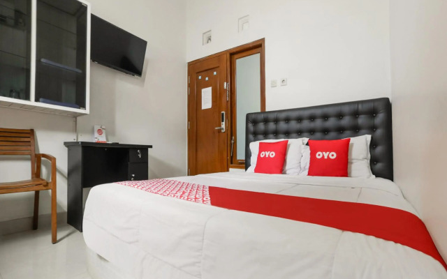 Super OYO 3838 Tamansari Guest House