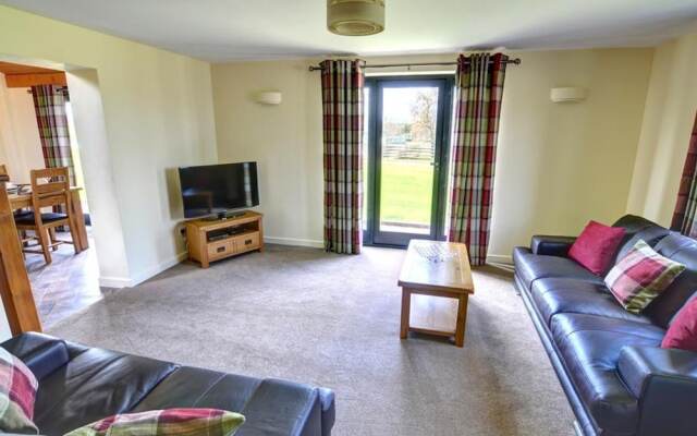 Luxurious Holiday Home in South Wales Near River