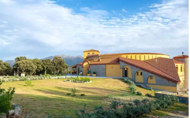 Hotel with swimming pool in Arbus