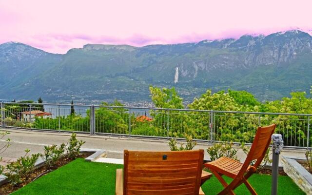 La Quiete 24 Lake view apartment by Gardadomusmea