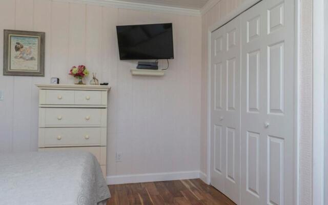 Breezy Oaks by Oak Island Accommodations