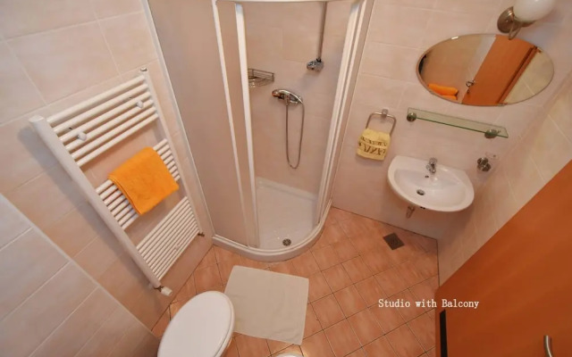 Flora - Studio Apartment