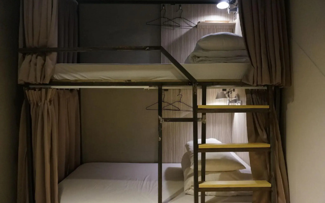 Corner Hostel & Cafe