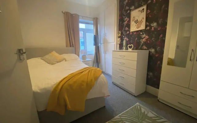 Lena St - 3 Bedroom House - Sleeps 6 - Wifi