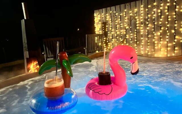 Deerfin Rentals. Private Chalet with Hot Tub