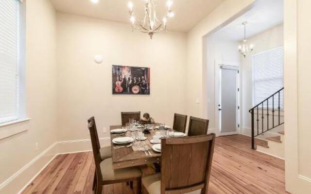Stunning 3BR on Carondelet by Hosteeva