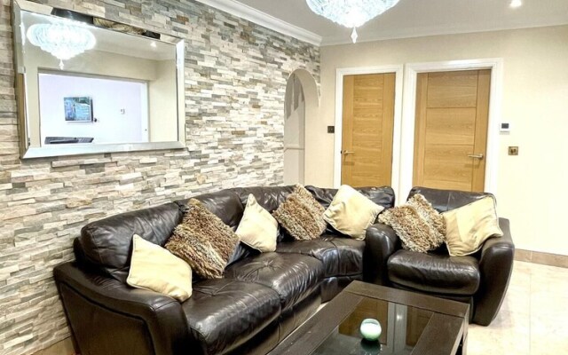 New Luxury Modern House Near Airport Free Parking
