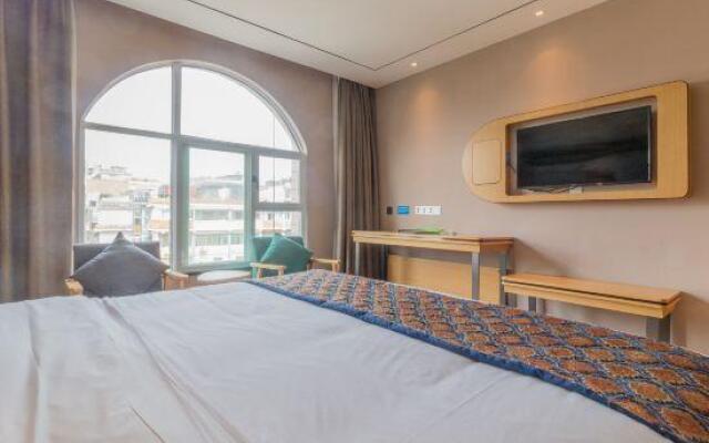 The shanker U Hotel, front of the Ganzhou train station