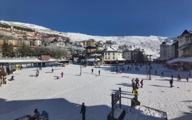 Bed and Snow Art Apartments