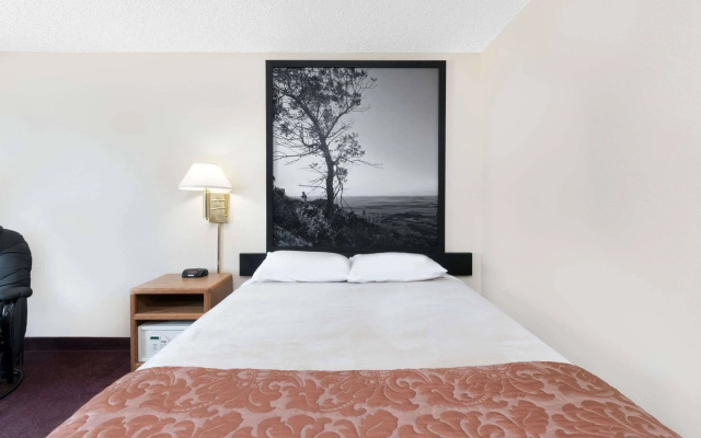 Super 8 By Wyndham Valley City