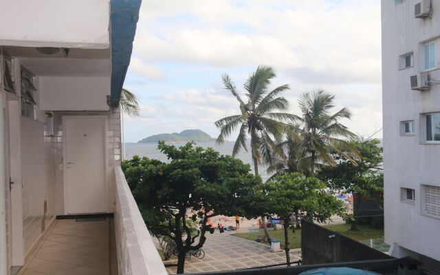 Pé na areia do Guarujá - Praia do Tombo (12F)