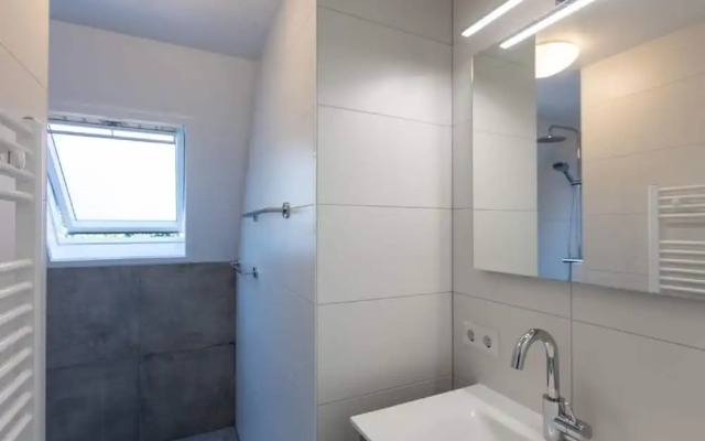 Carefully Furnished House with Bath near Mookerplas