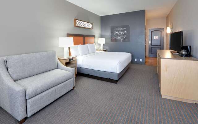 La Quinta Inn & Suites by Wyndham Dallas Love Field