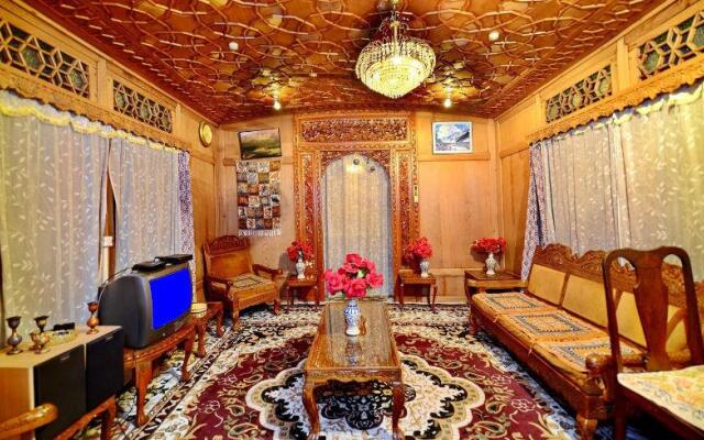 Golden Crest Group of House Boats
