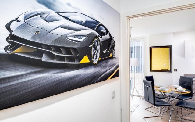 MAEVELA® - Lamborghini Themed Top Floor Penthouse Apt ✯ City Centre w/Juliet Balcony ☆ FREE PARKING → With 55 Inch Smart TV & Bedroom TV's, FREE NETFLIX & WIFI ✘