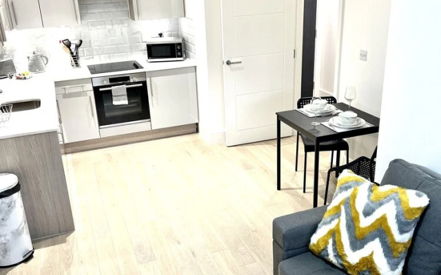 Luxurious MK City Apartment- Walk to Train Station