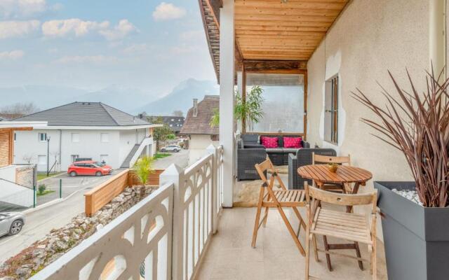 Spacious apartment with two terraces and private parking