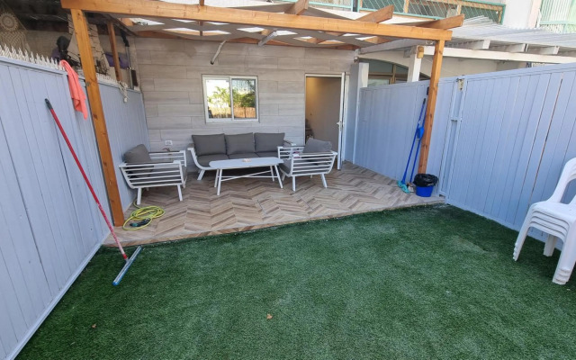 garden apartment 7 min walk to the beach