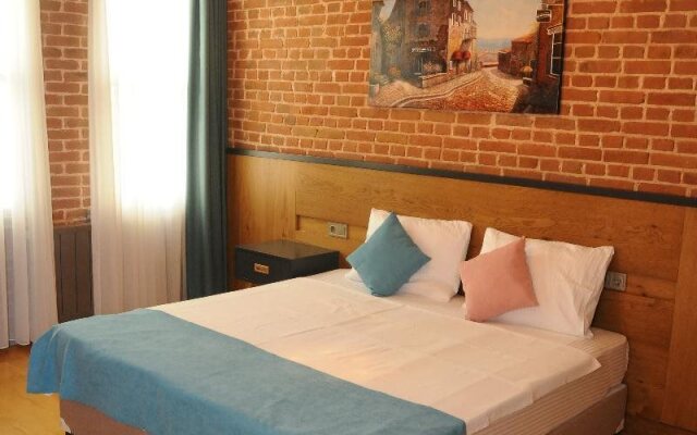 El Gusto Hotel