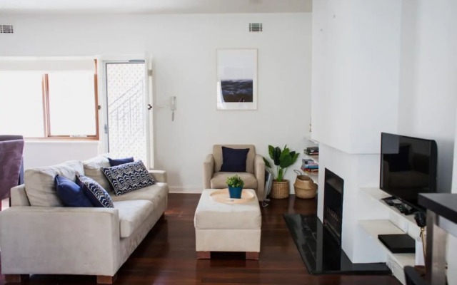 Cottesloe Beach Villa With Large Courtyard Sleeps 4