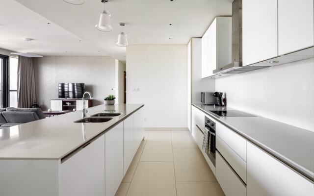 Upscale 3BR Apartment In Prime Location - City Walk