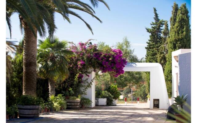 Villa Nieves is a beautiful villa set in a rural location yet it is still only a 5 minute drive from San Antonio and San Rafael