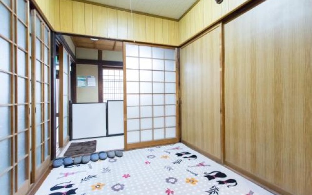 City Center 200 Years Old Traditional House Next to 2 Train Lines – Guest Rooms – Kyoto