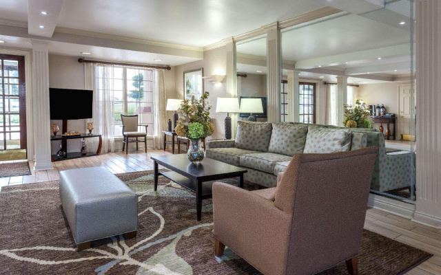Days Inn & Suites by Wyndham Roseville/Detroit Area