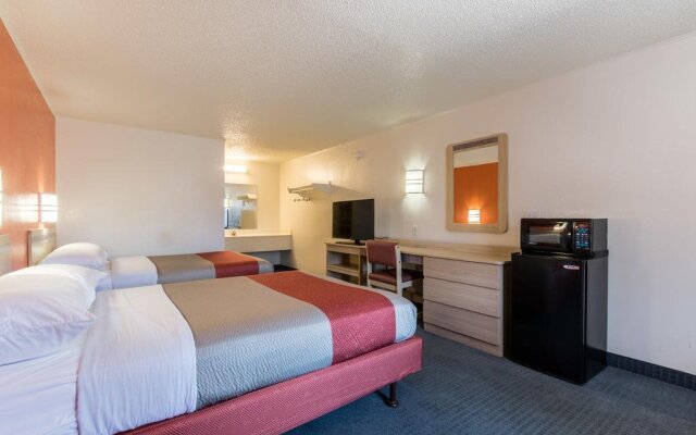 Travelodge by Wyndham Lansing