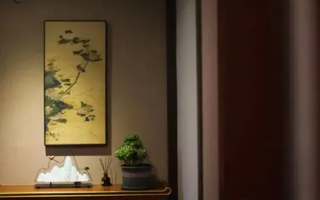 Rouhau White House Hotel