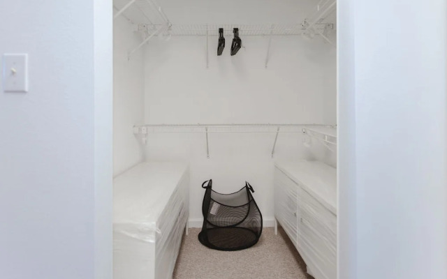 Stunning Apartment W pool & Gym- Parking