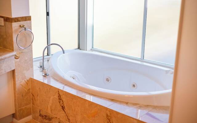 StayAU 6BRM Lakeview Villa Holiday Stay