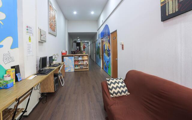 SPOT ON 90236 Zigzag Travellers Home - Hostel