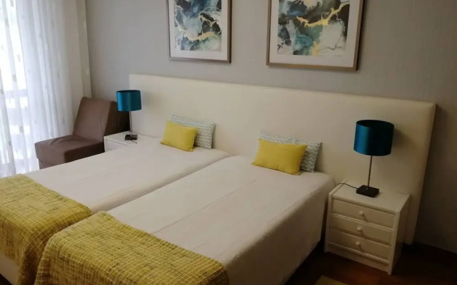 2 Bed Flat - Sleeps 4 - Parking - Wifi