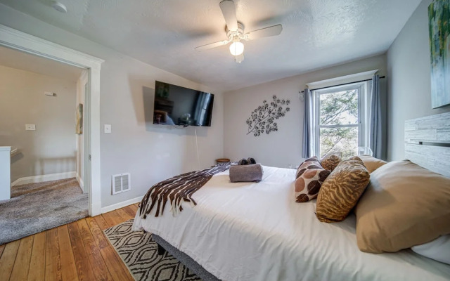 Pet-friendly Cleveland Townhome, 2 Mi to Downtown!