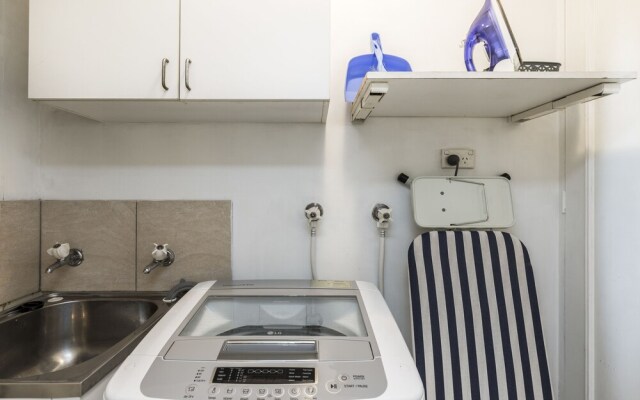 Two Bedroom Apt Close To Chatswood With Parking