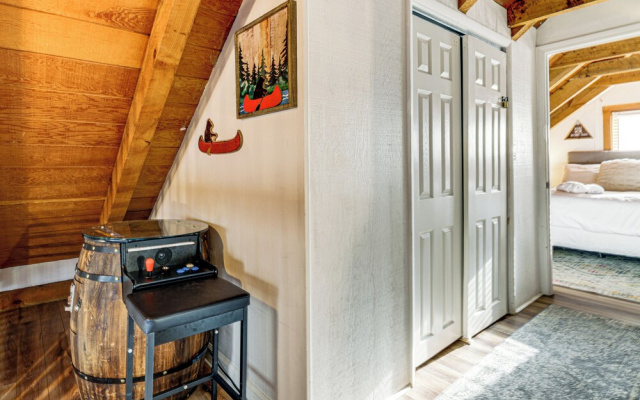 Pet-friendly Gatlinburg Cabin w/ Hot Tub!