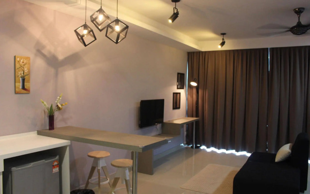 De Houz - Trefoil Setia Alam Home Stay