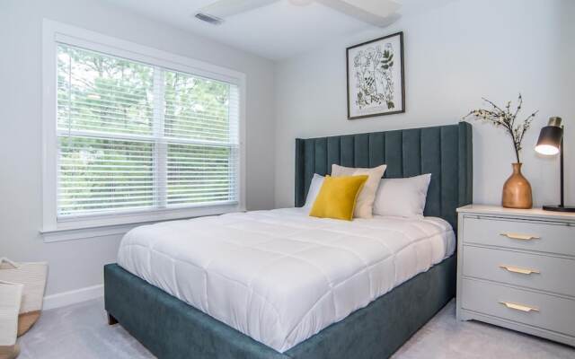 Luxury Three Bedroom Townhome Near Cary