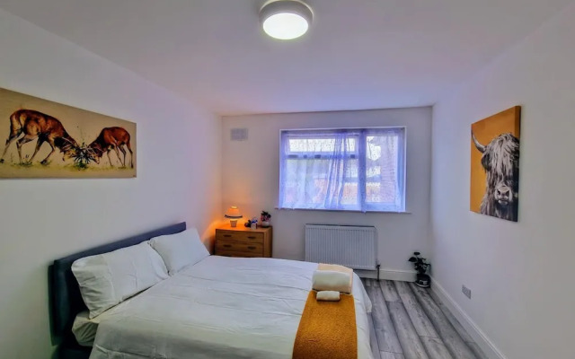 5 Bed Family Home Greater London, Free Parking