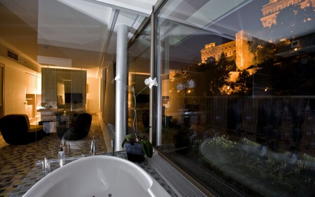 Leon Hotel & Lounge