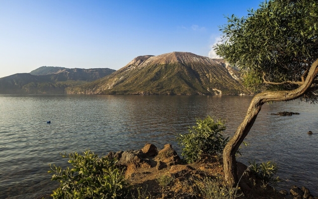 Bilo 12 - Vulcano on sea Shore
