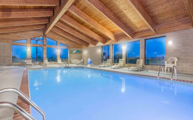 AmericInn Lodge & Suites Elkhorn