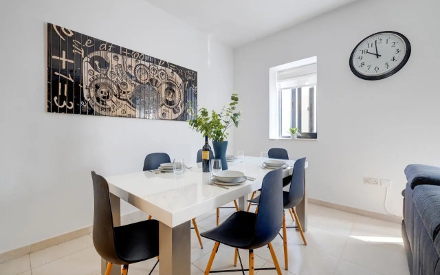 Seaside Bliss - 3BR Holiday Apartment Sliema